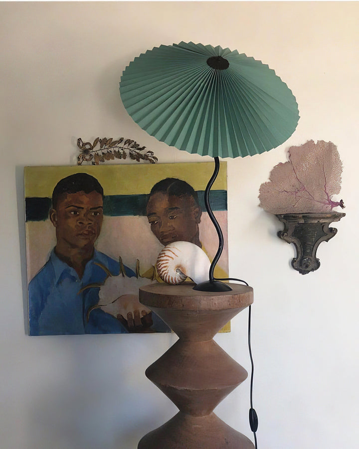 Lampa stołowa z plisowanym kloszem
