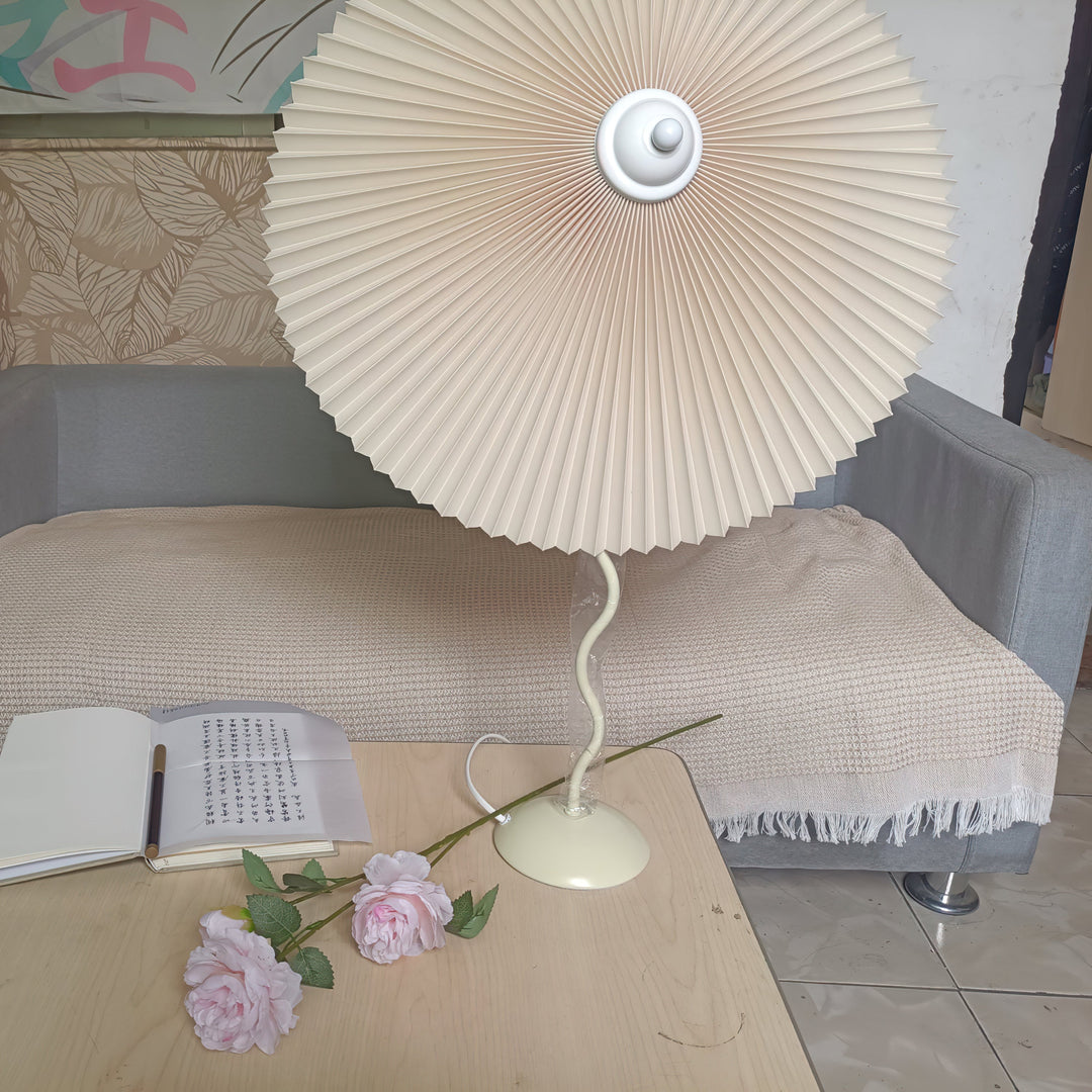 Lampa stołowa z plisowanym kloszem