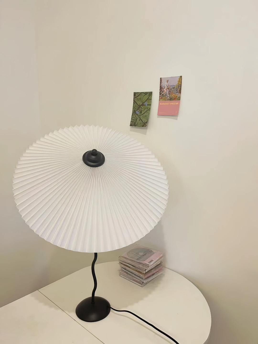 Lampa stołowa z plisowanym kloszem