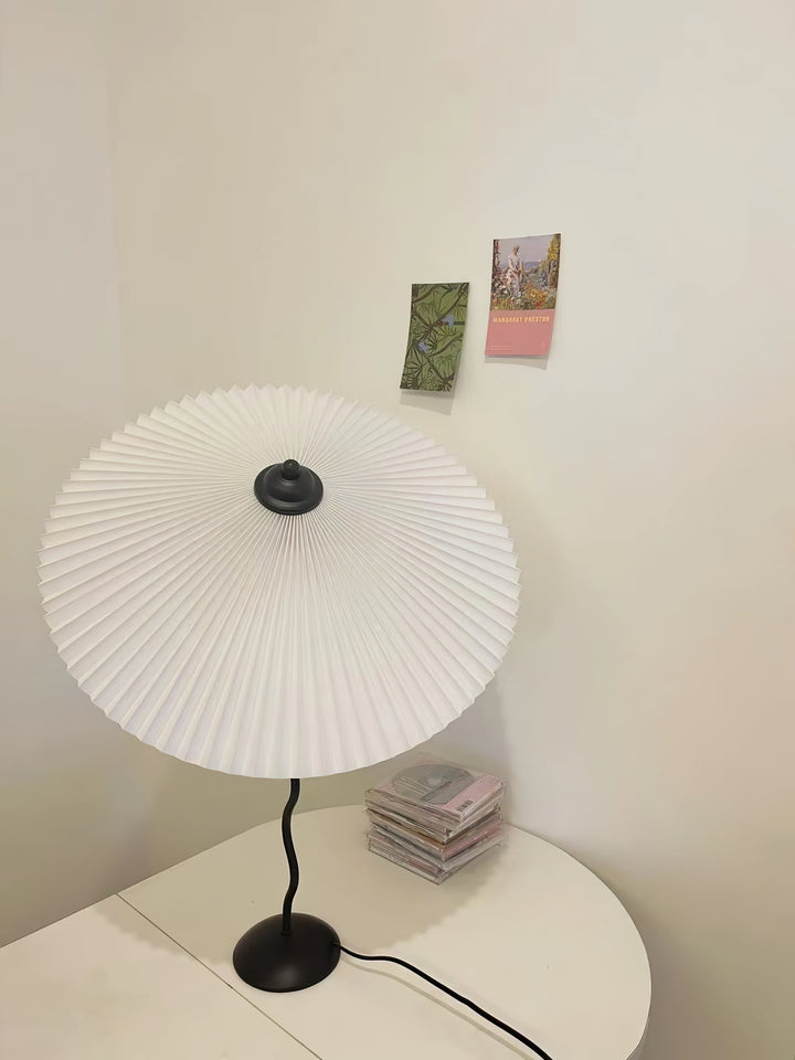 Lampa stołowa z plisowanym kloszem