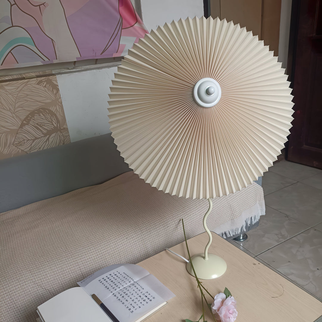 Lampa stołowa z plisowanym kloszem