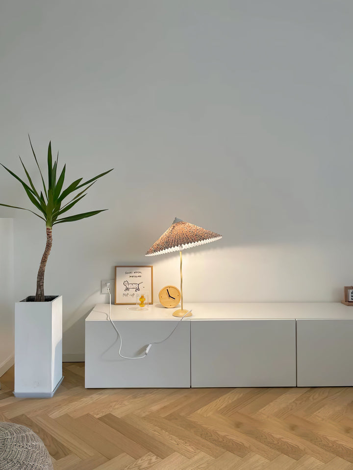 Lampa stołowa z plisowanym kloszem