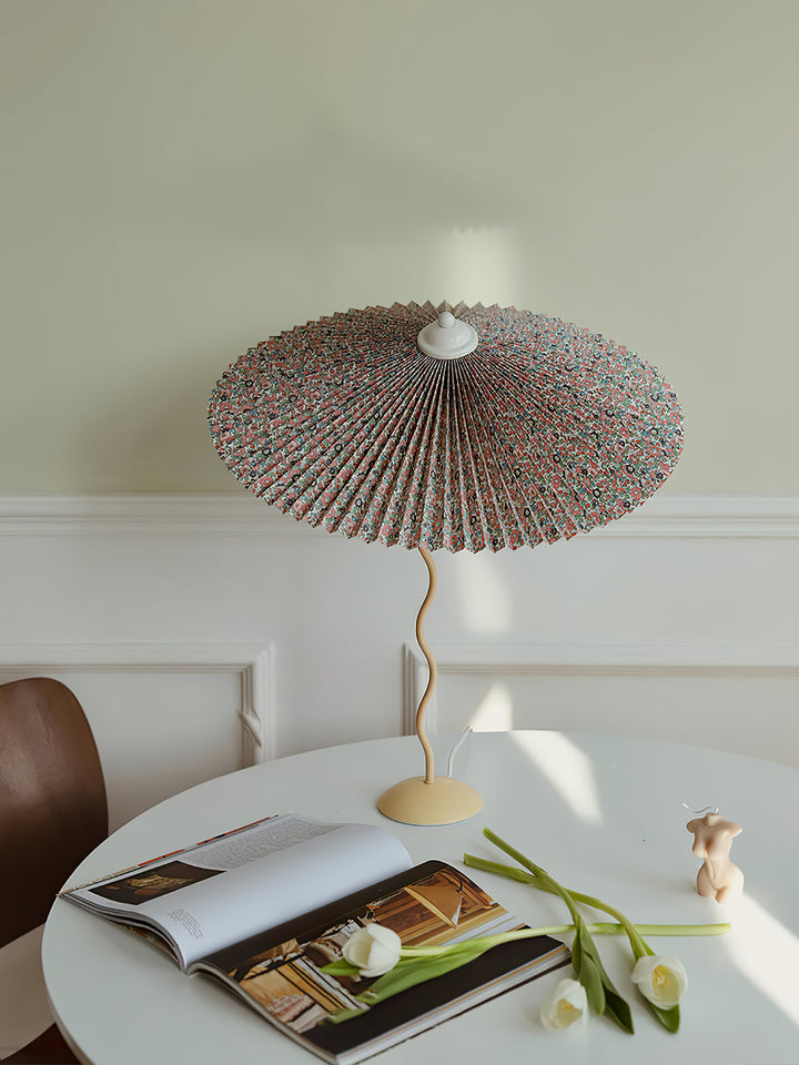 Lampa stołowa z plisowanym kloszem