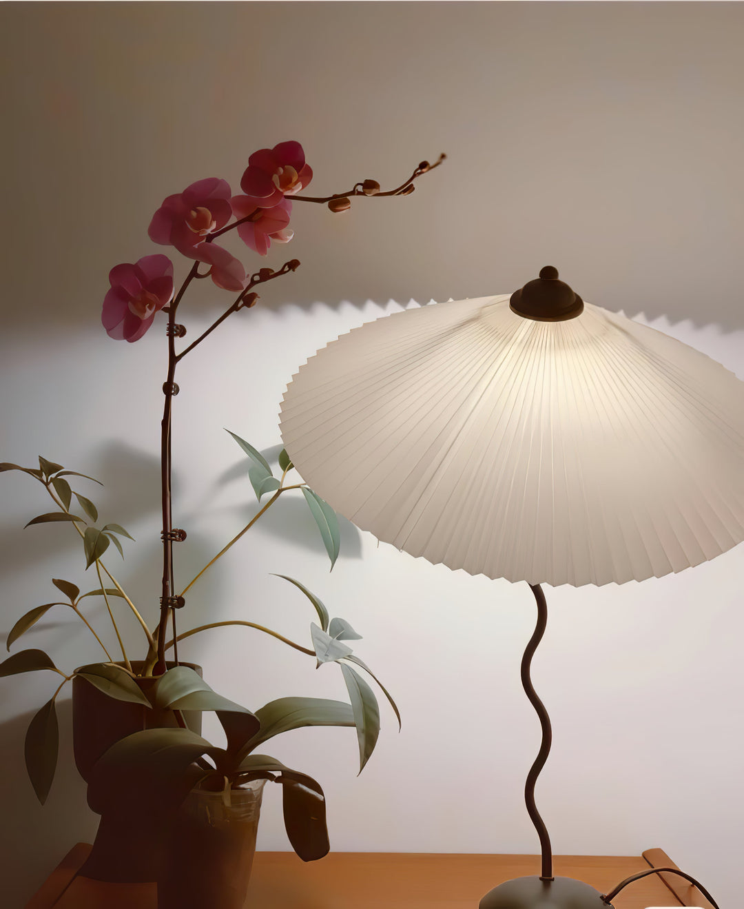 Lampa stołowa z plisowanym kloszem