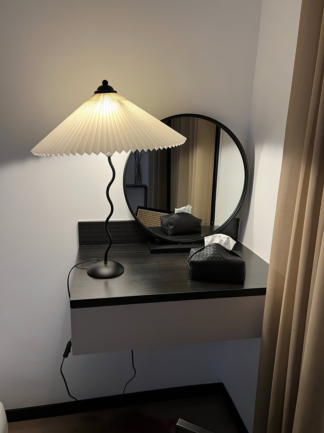 Lampa stołowa z plisowanym kloszem