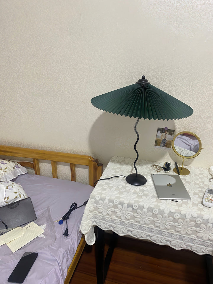 Lampa stołowa z plisowanym kloszem