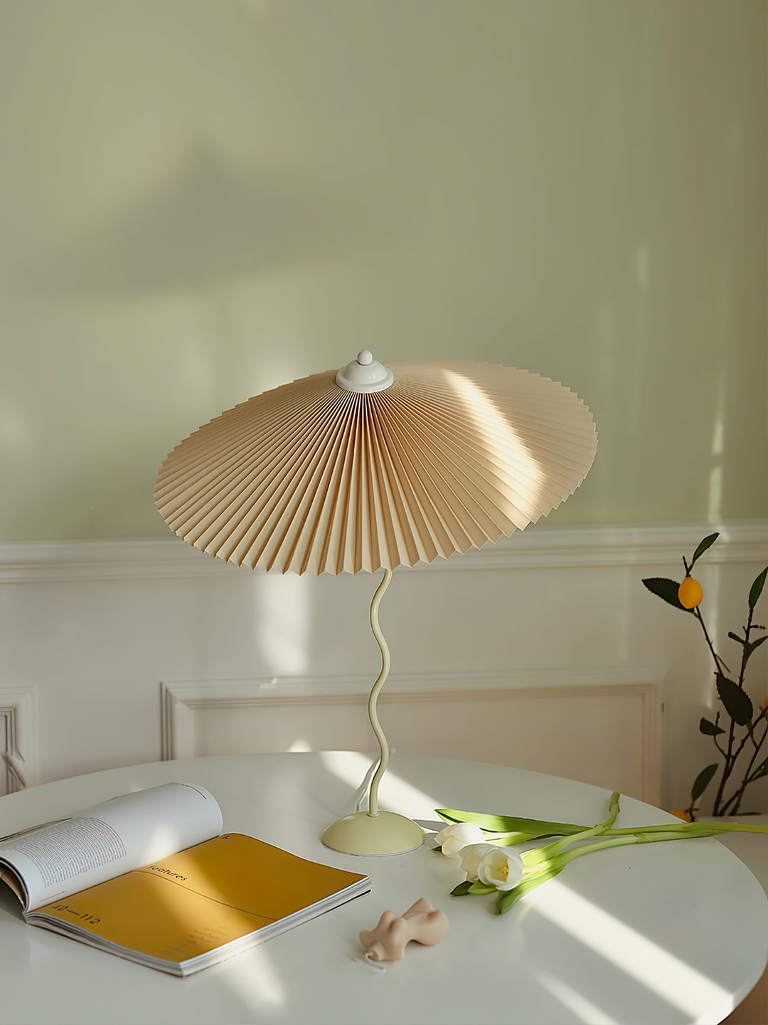 Lampa stołowa z plisowanym kloszem