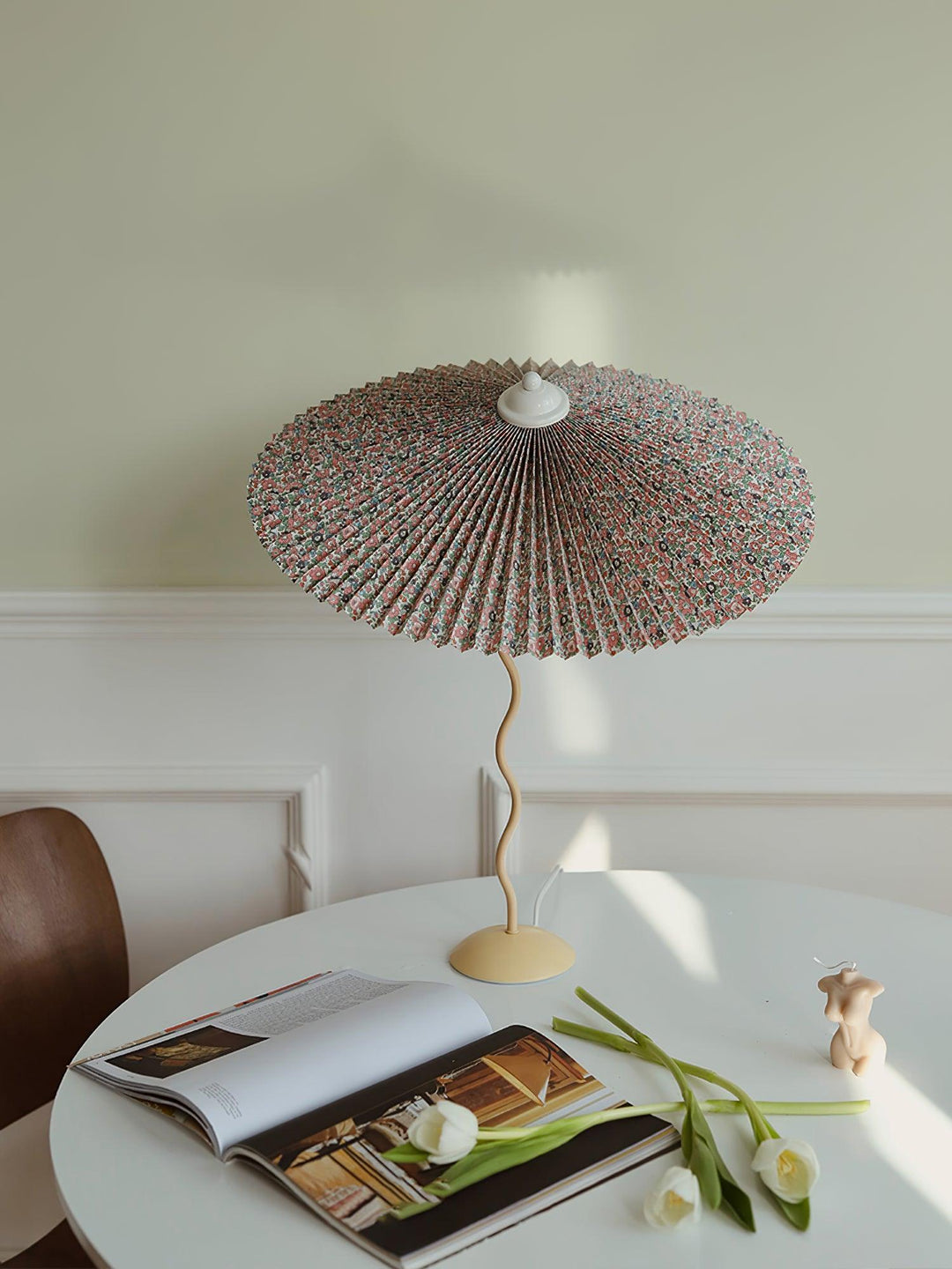 Lampa stołowa z plisowanym kloszem