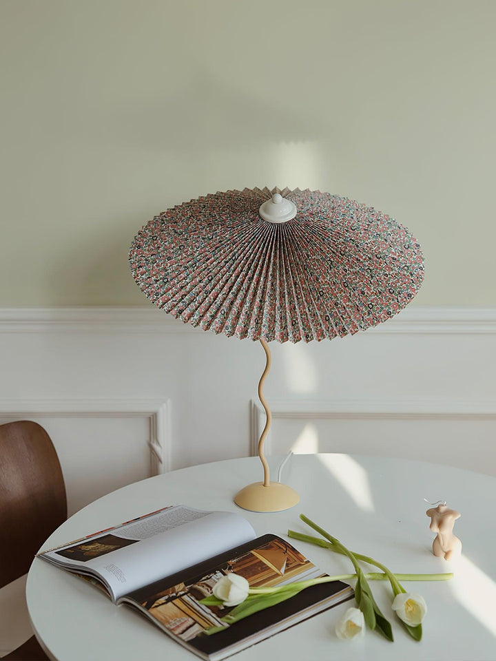 Lampa stołowa z plisowanym kloszem