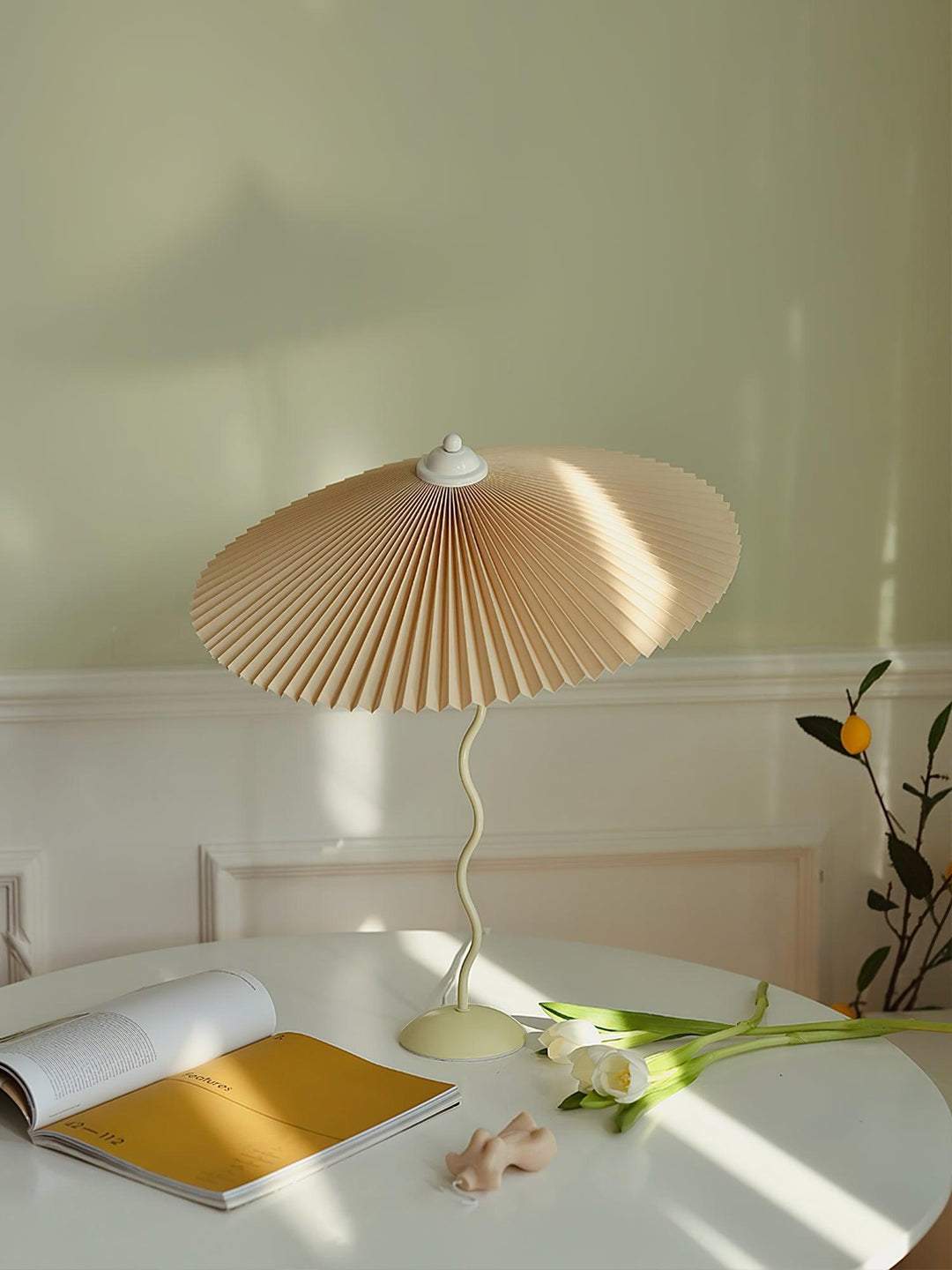 Lampa stołowa z plisowanym kloszem
