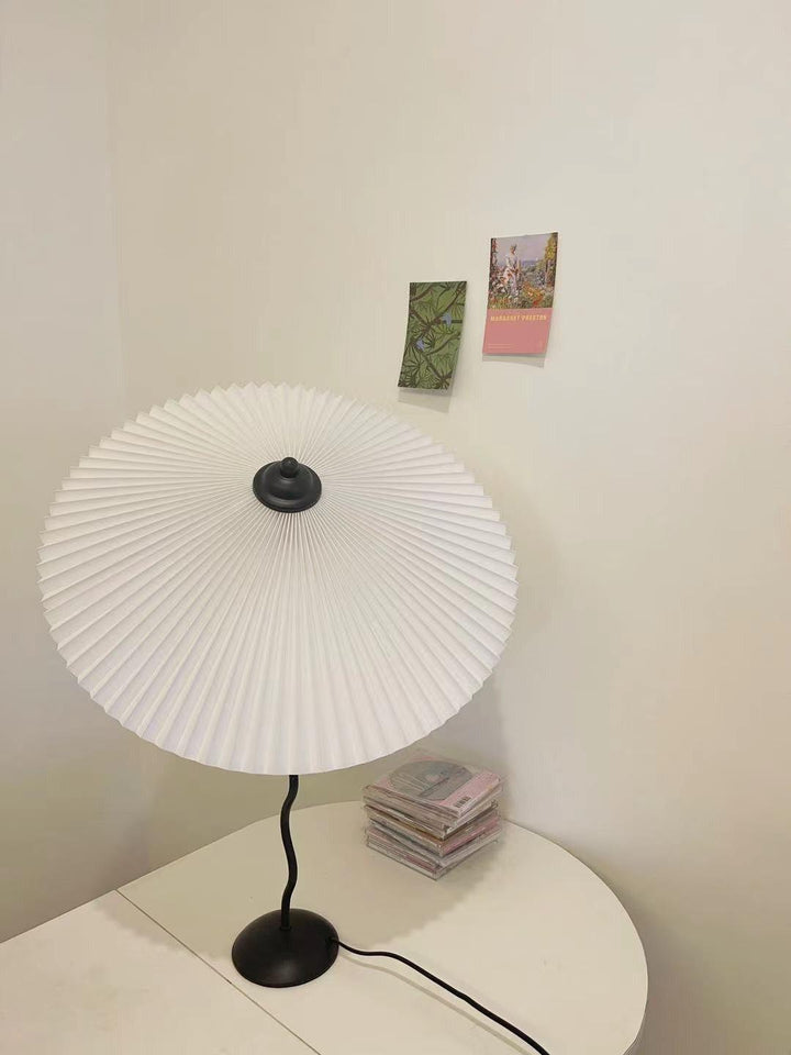 Lampa stołowa z plisowanym kloszem