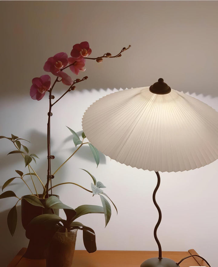 Lampa stołowa z plisowanym kloszem