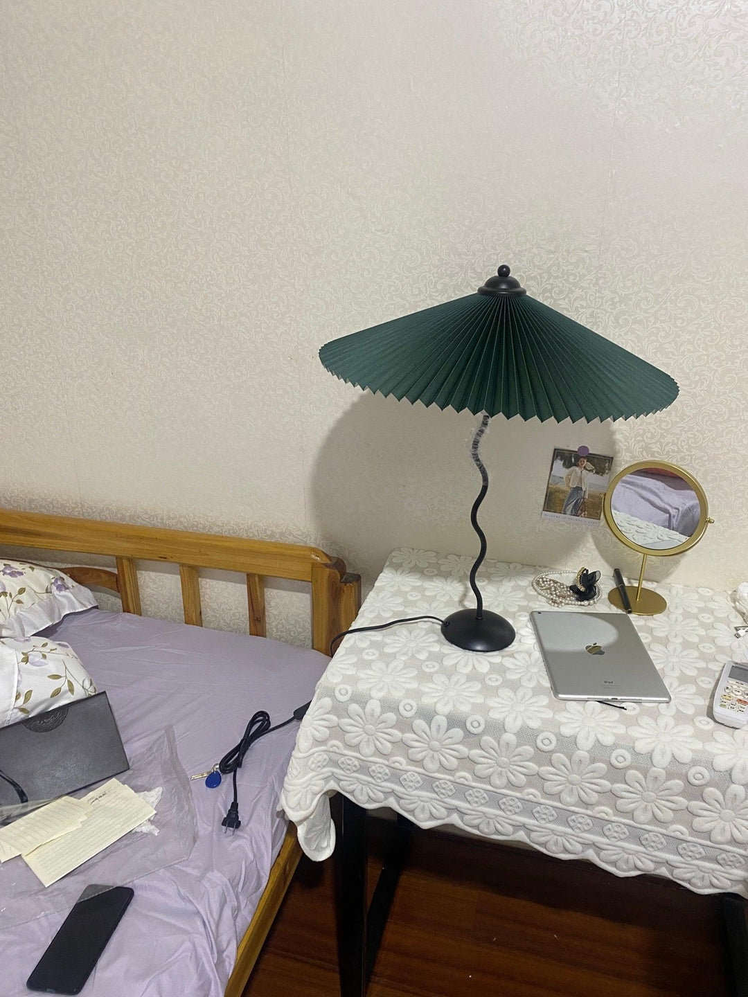 Lampa stołowa z plisowanym kloszem
