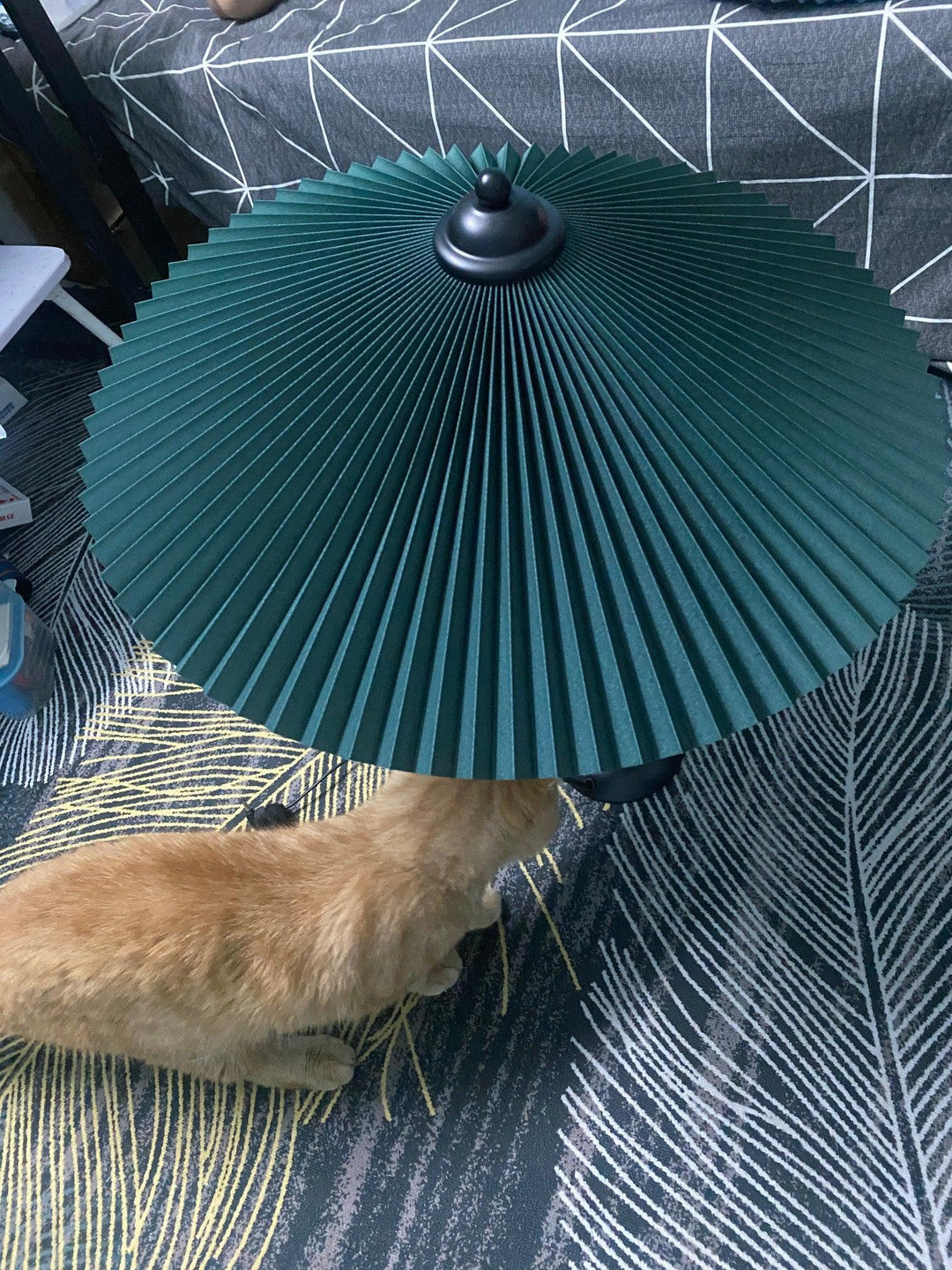 Lampa stołowa z plisowanym kloszem