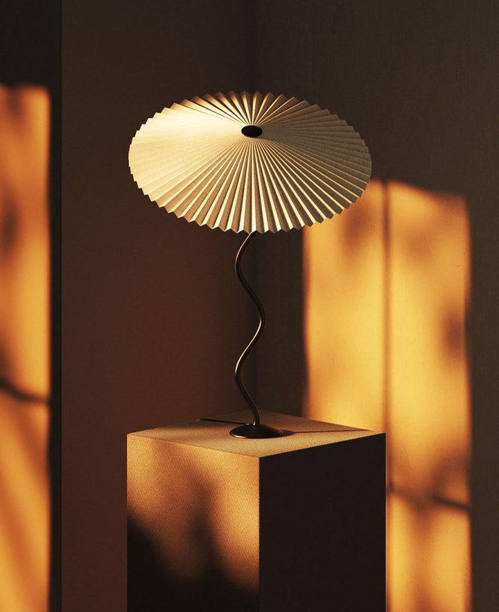 Lampa stołowa z plisowanym kloszem