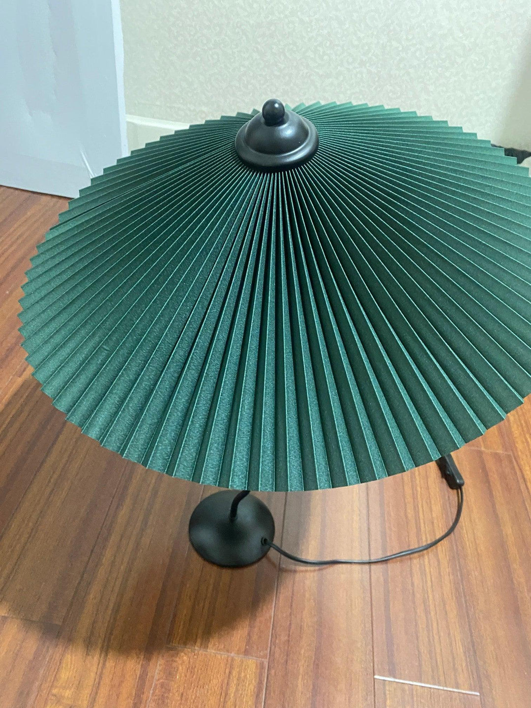 Lampa stołowa z plisowanym kloszem