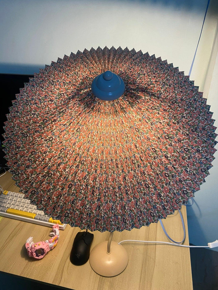Lampa stołowa z plisowanym kloszem
