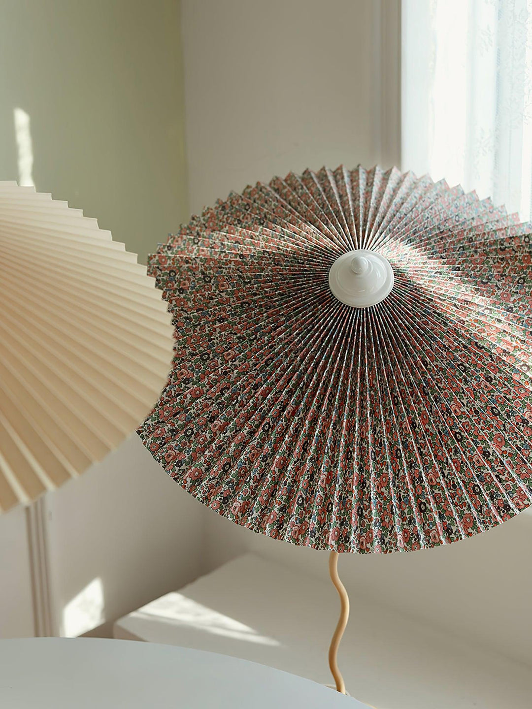 Lampa stołowa z plisowanym kloszem