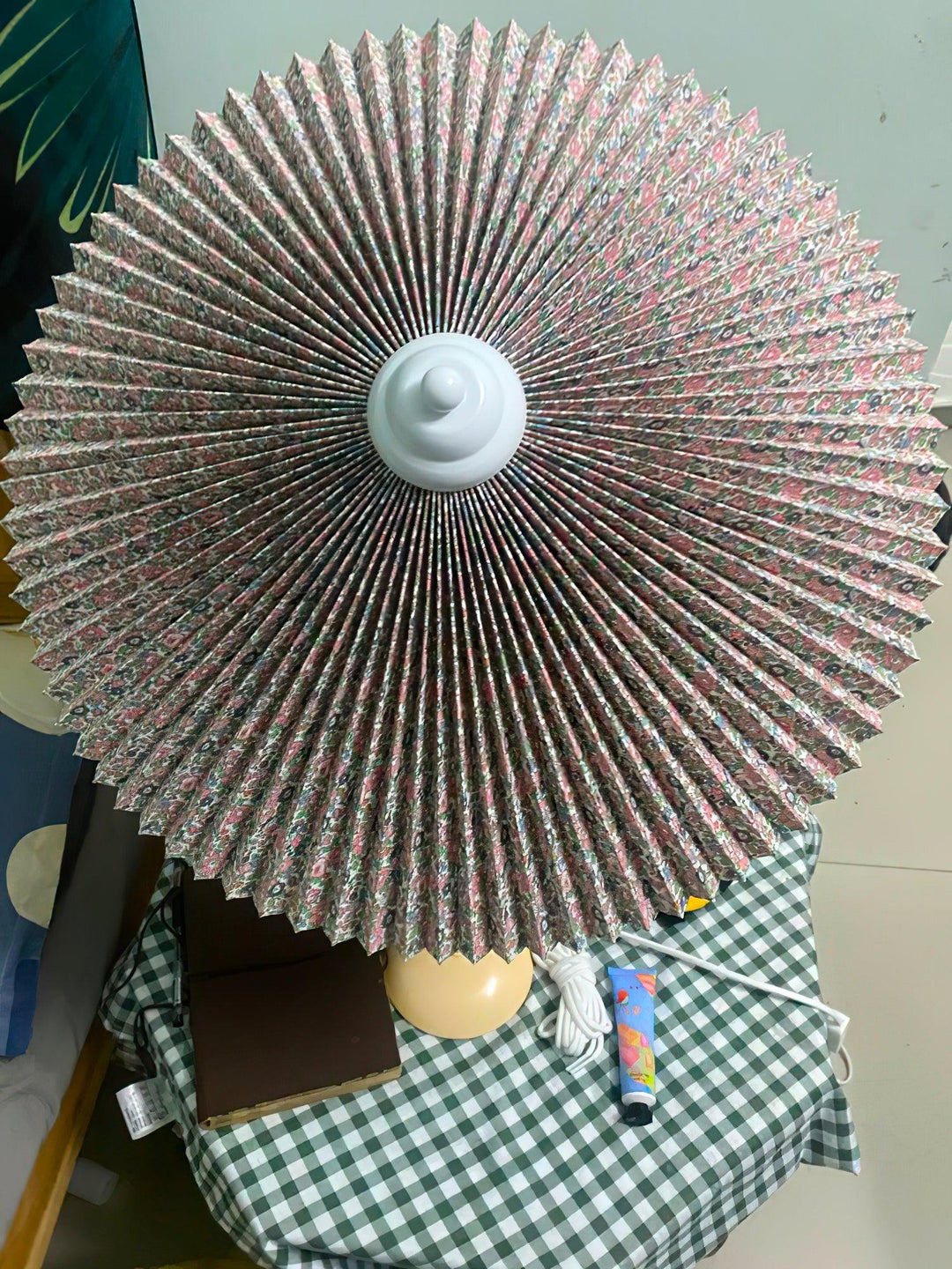 Lampa stołowa z plisowanym kloszem