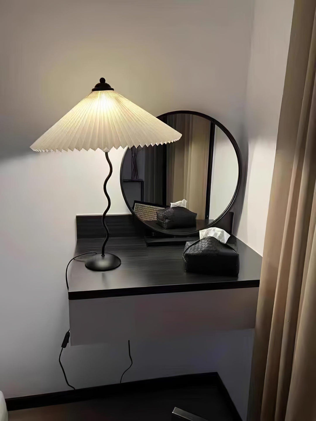 Lampa stołowa z plisowanym kloszem