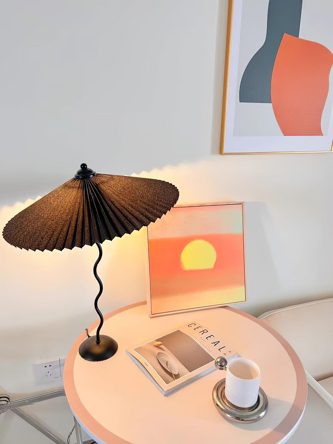 Lampa stołowa z plisowanym kloszem