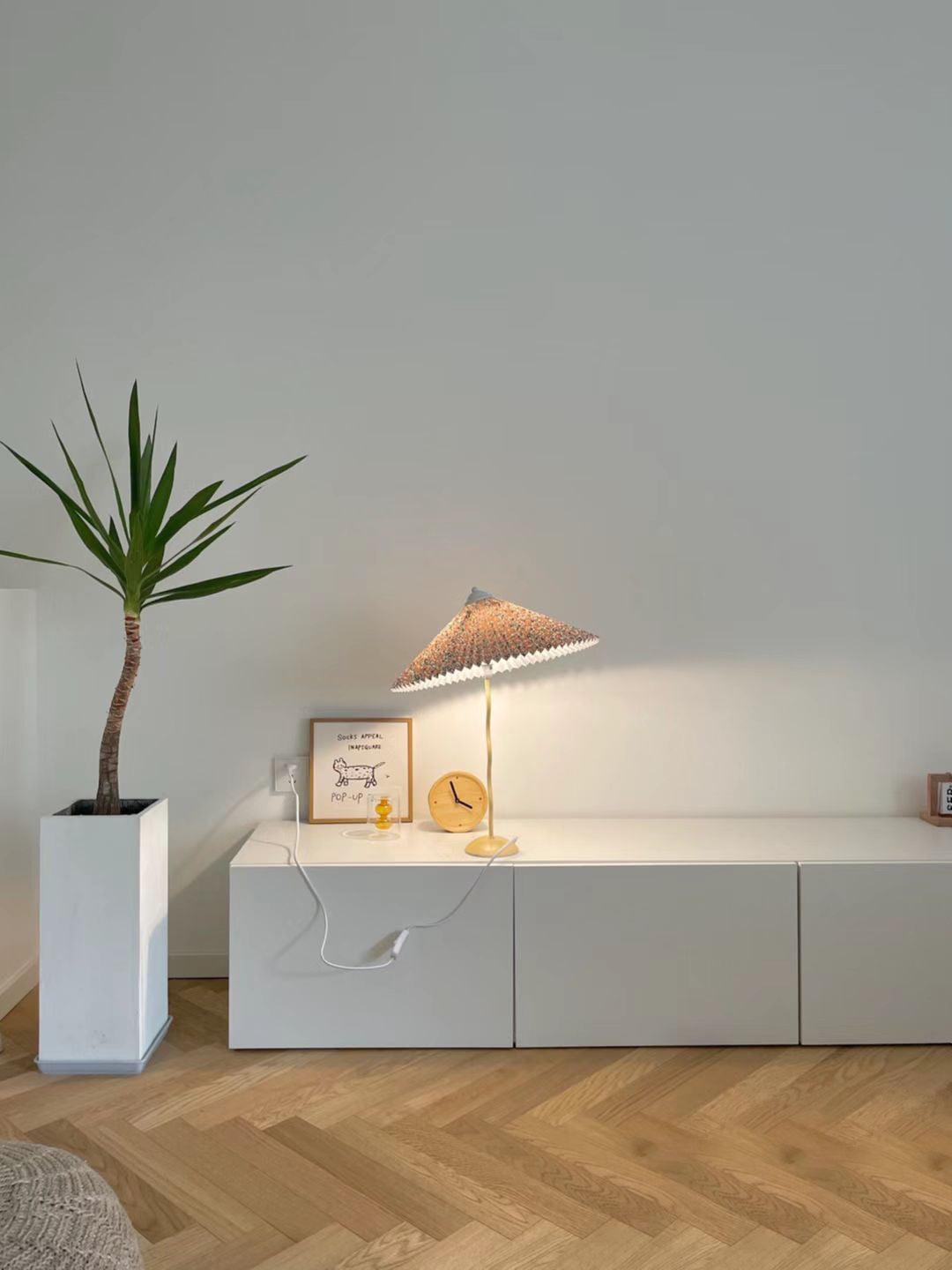 Lampa stołowa z plisowanym kloszem