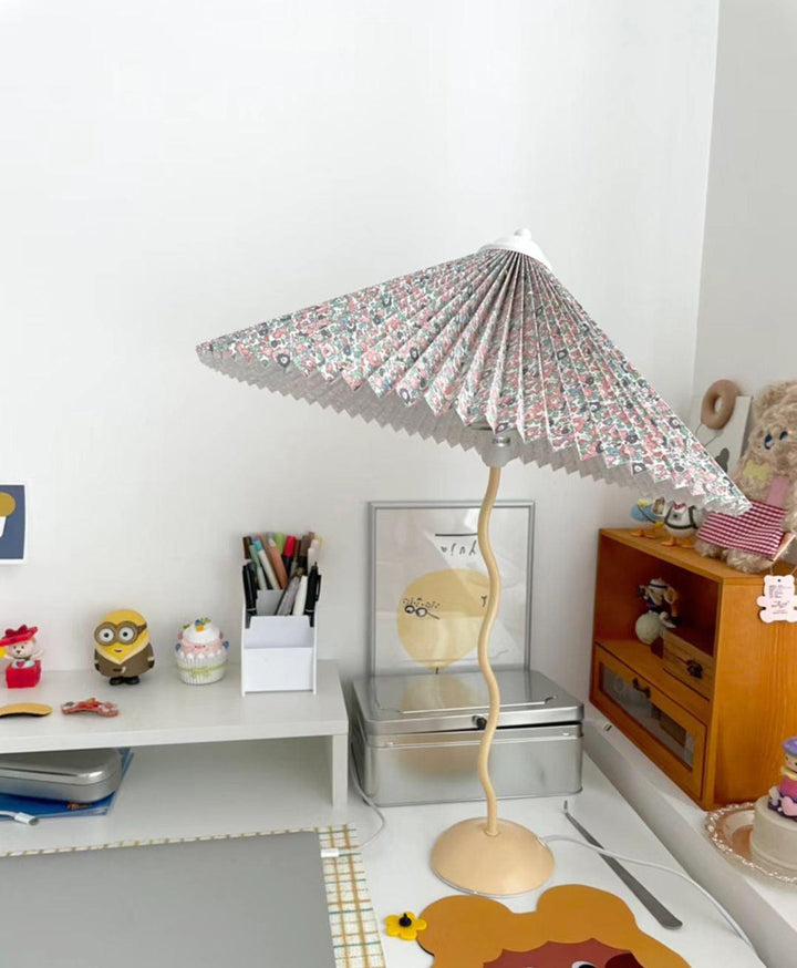 Lampa stołowa z plisowanym kloszem