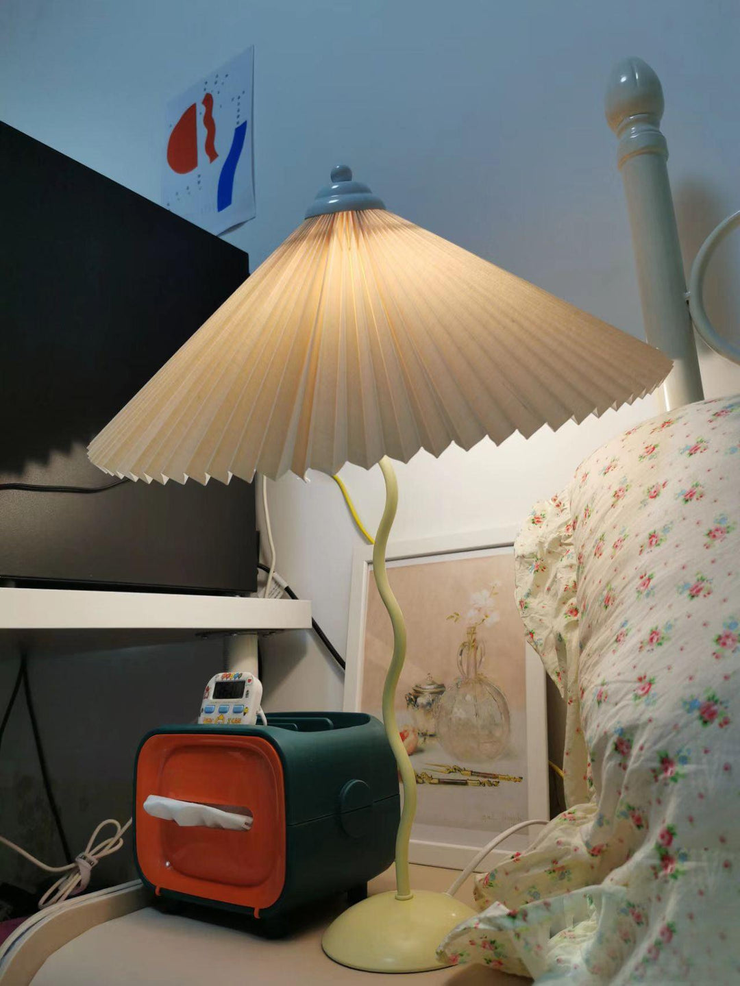 Lampa stołowa z plisowanym kloszem