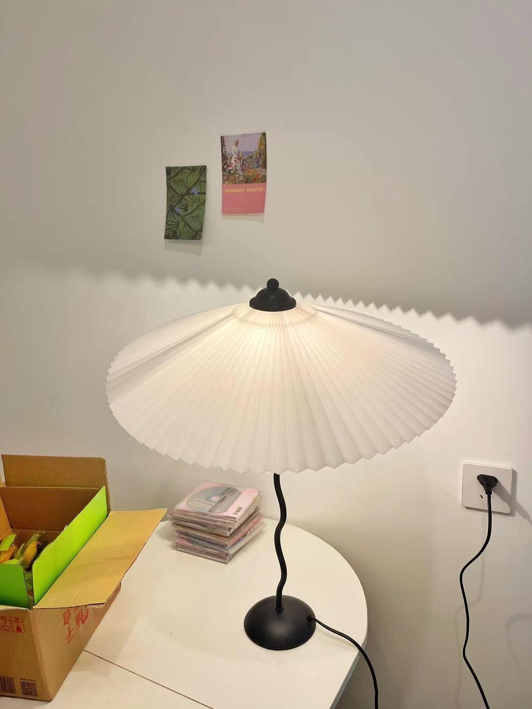 Lampa stołowa z plisowanym kloszem