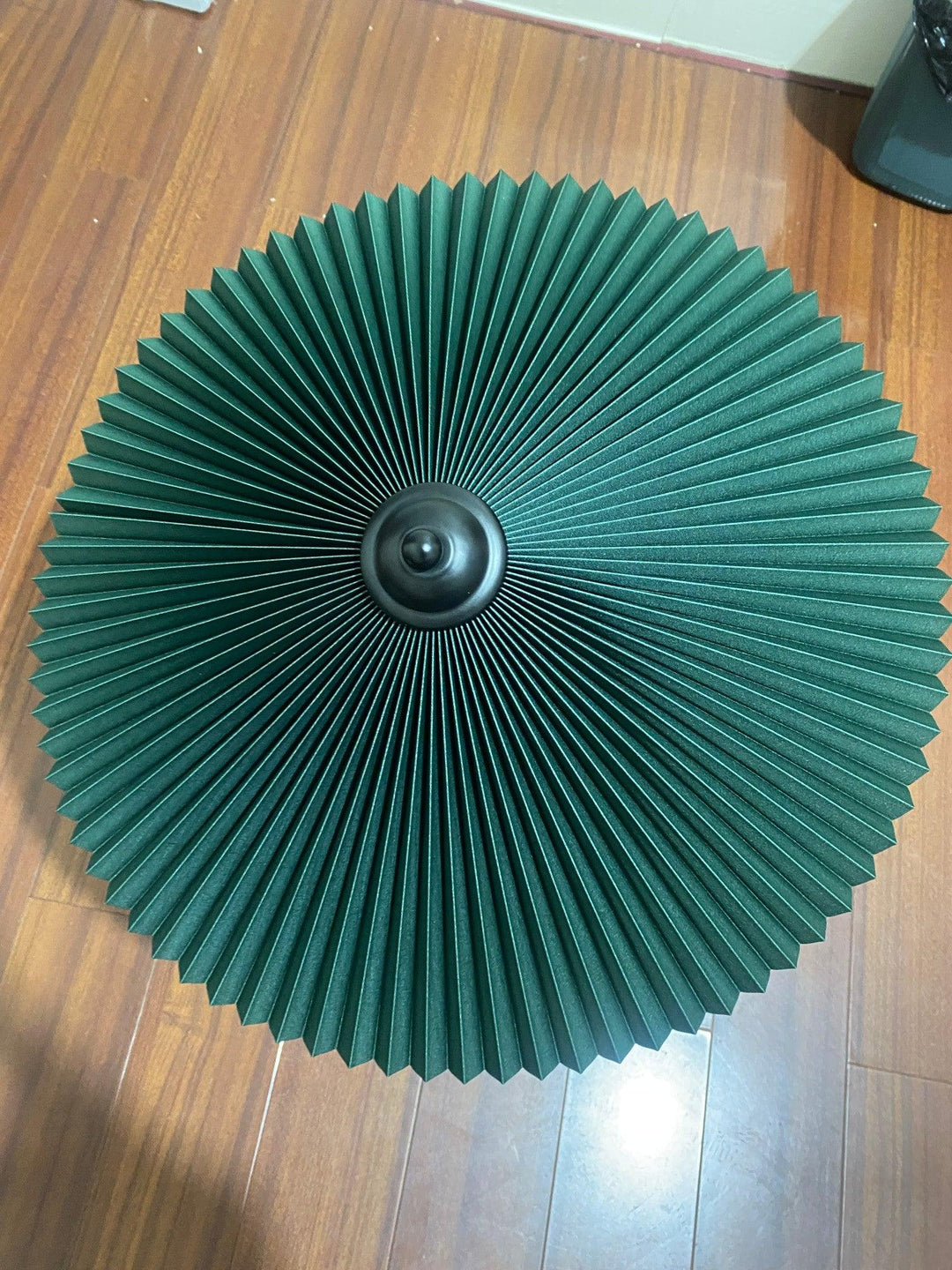 Lampa stołowa z plisowanym kloszem
