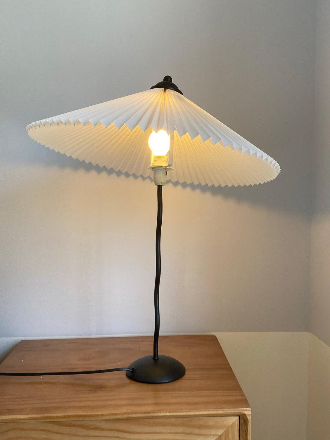 Lampa stołowa z plisowanym kloszem