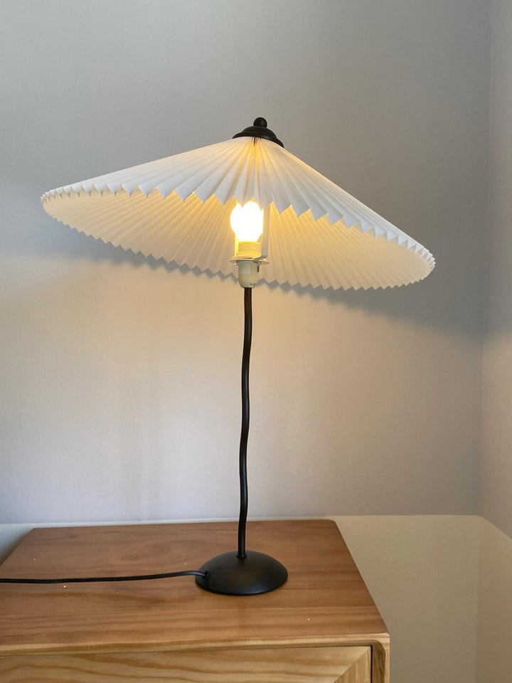 Lampa stołowa z plisowanym kloszem