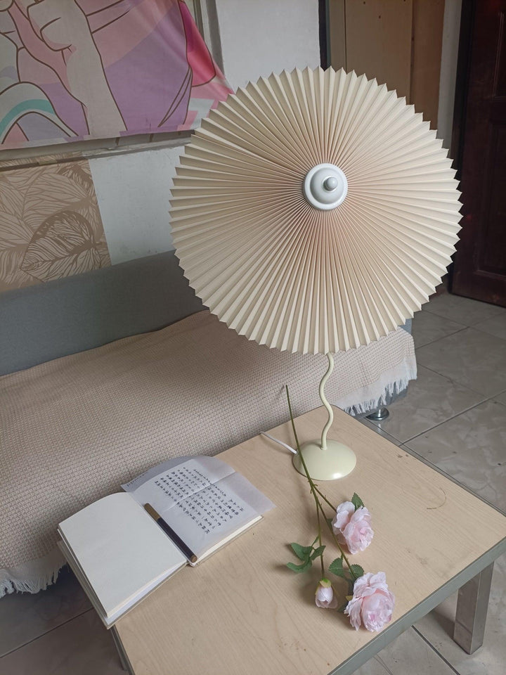 Lampa stołowa z plisowanym kloszem