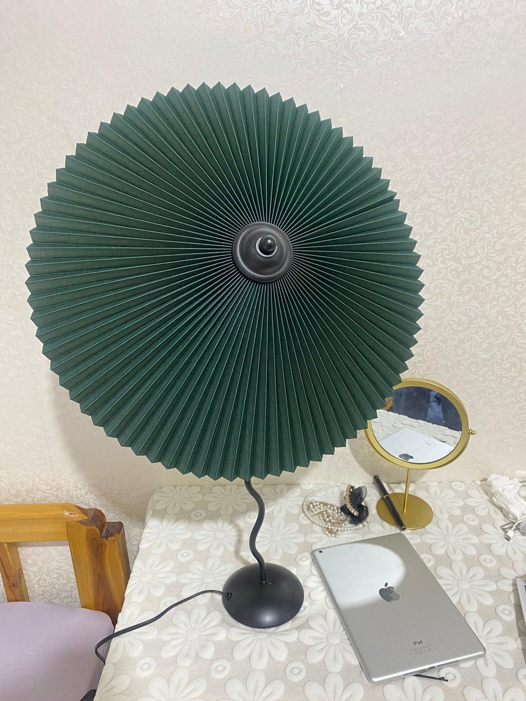 Lampa stołowa z plisowanym kloszem