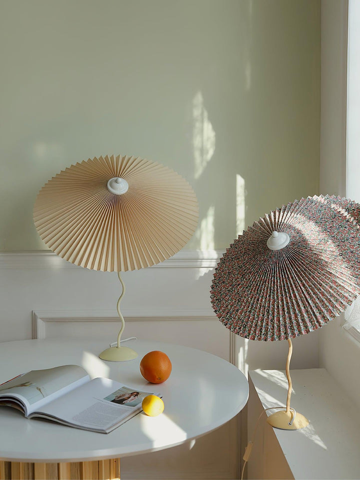Lampa stołowa z plisowanym kloszem