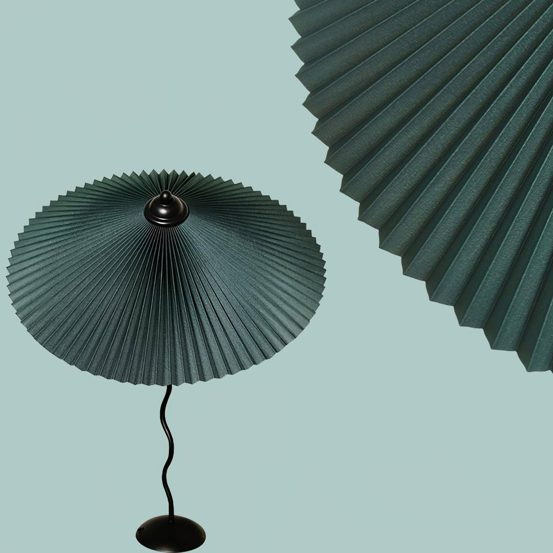 Lampa stołowa z plisowanym kloszem