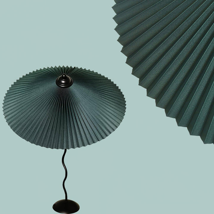 Lampa stołowa z plisowanym kloszem