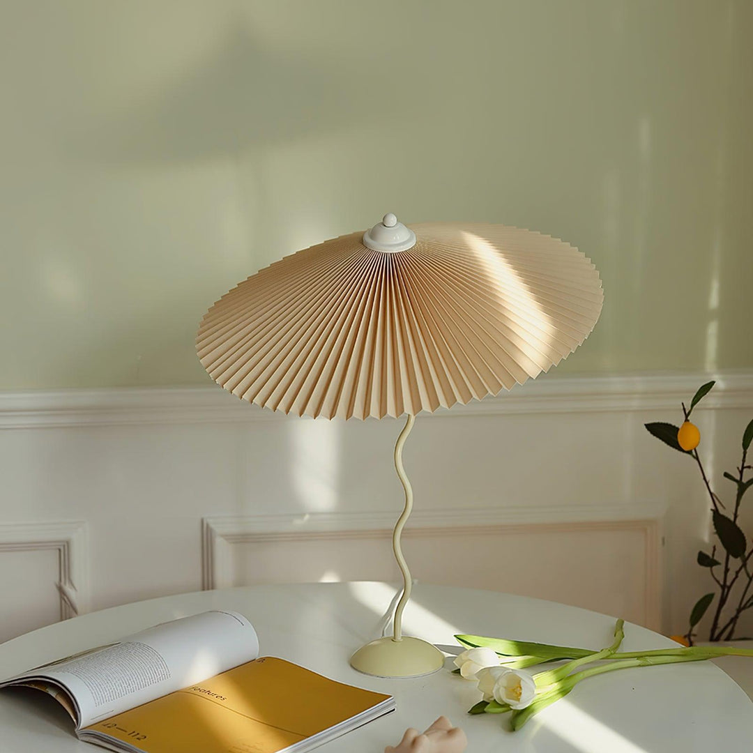Lampa stołowa z plisowanym kloszem