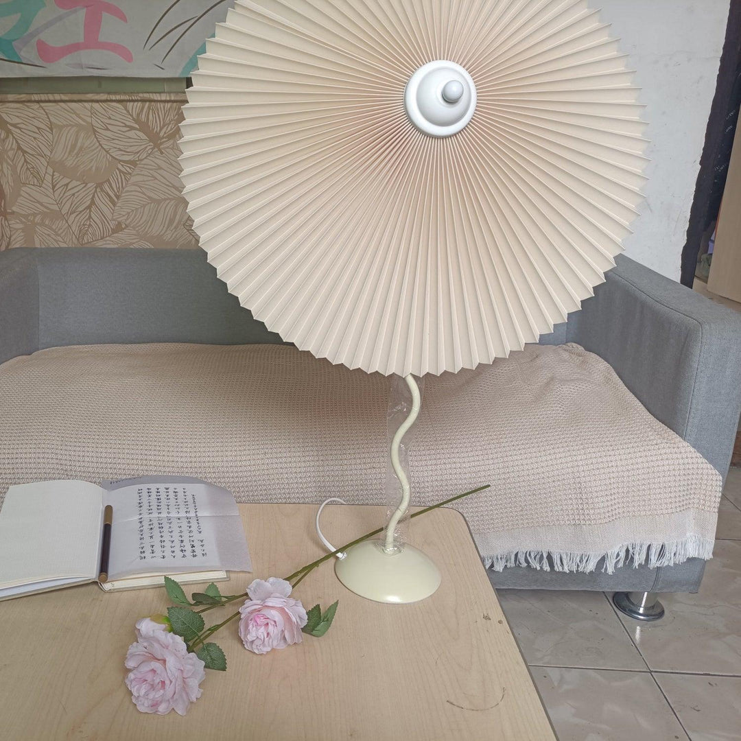 Lampa stołowa z plisowanym kloszem