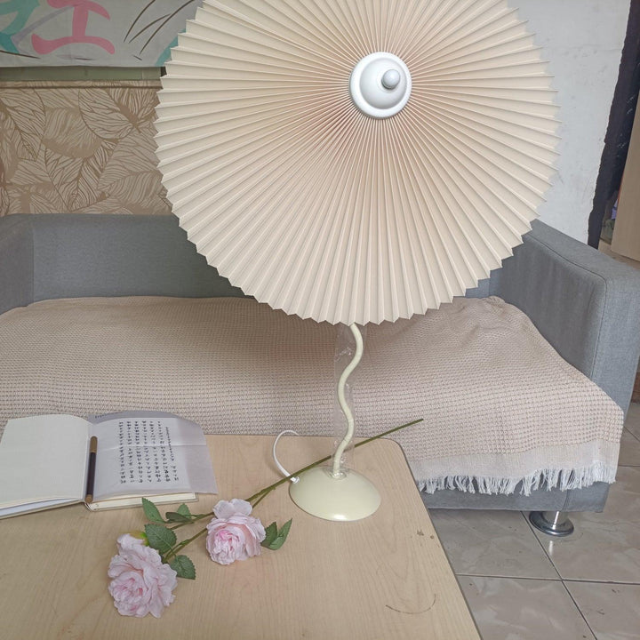 Lampa stołowa z plisowanym kloszem