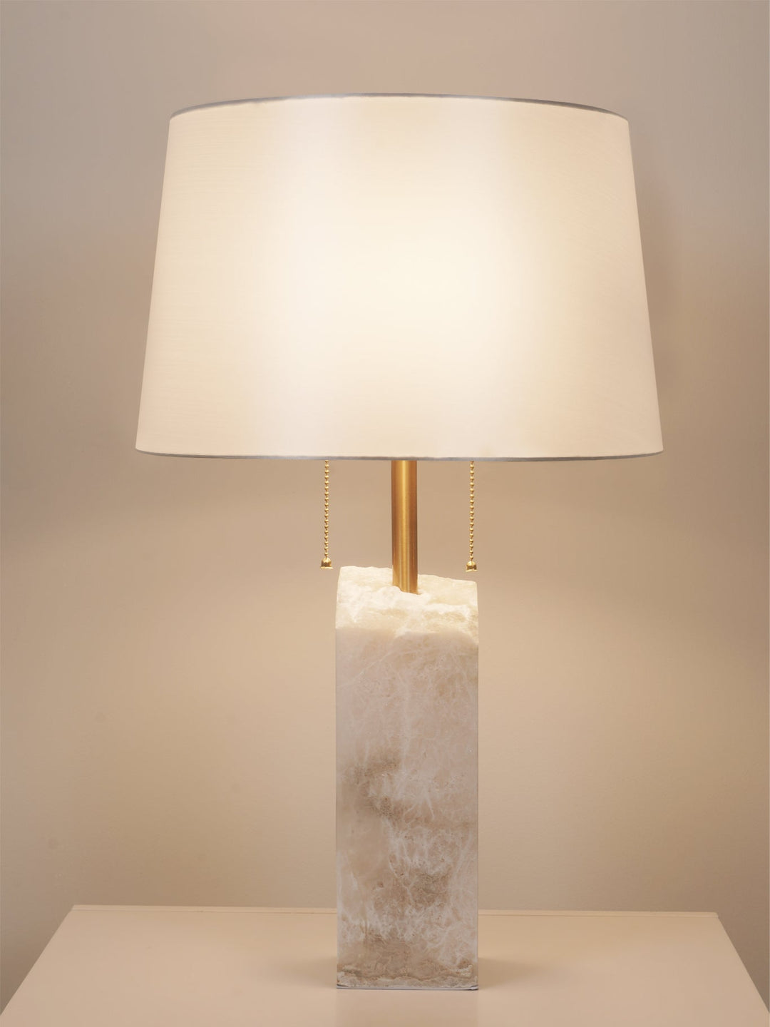 Lampa stołowa z surowego alabastru