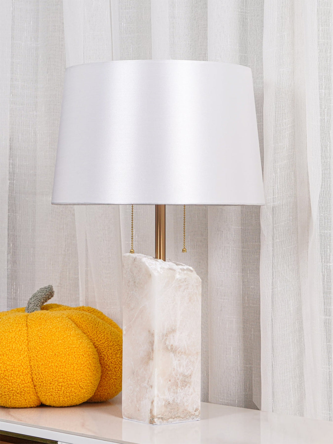 Lampa stołowa z surowego alabastru