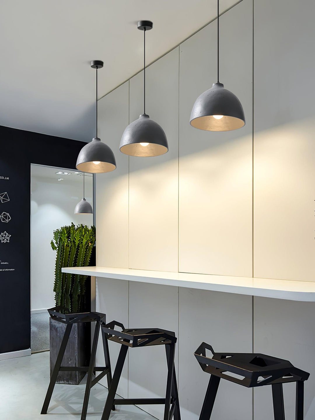 Lampa wisząca z żywicy w kształcie miski