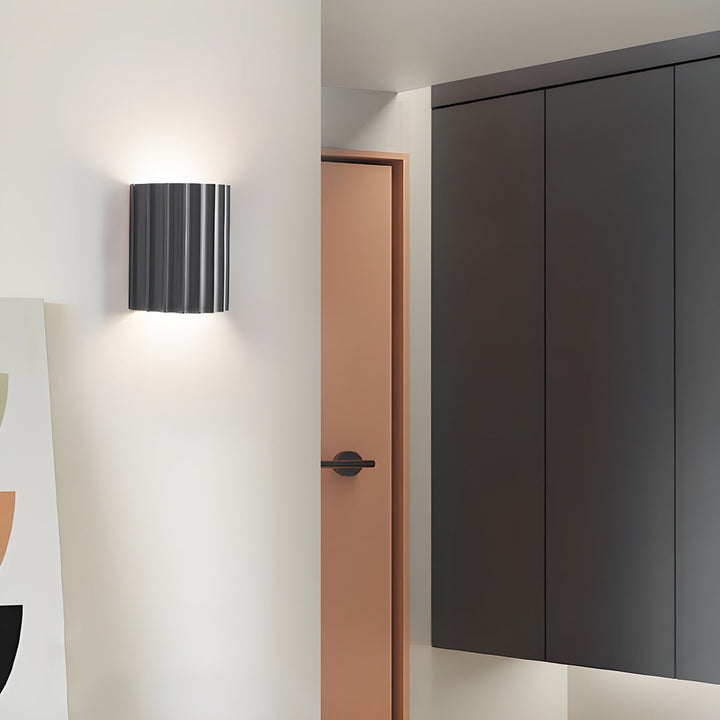 Lampa Ścienna z Żebrowanym Kloszem