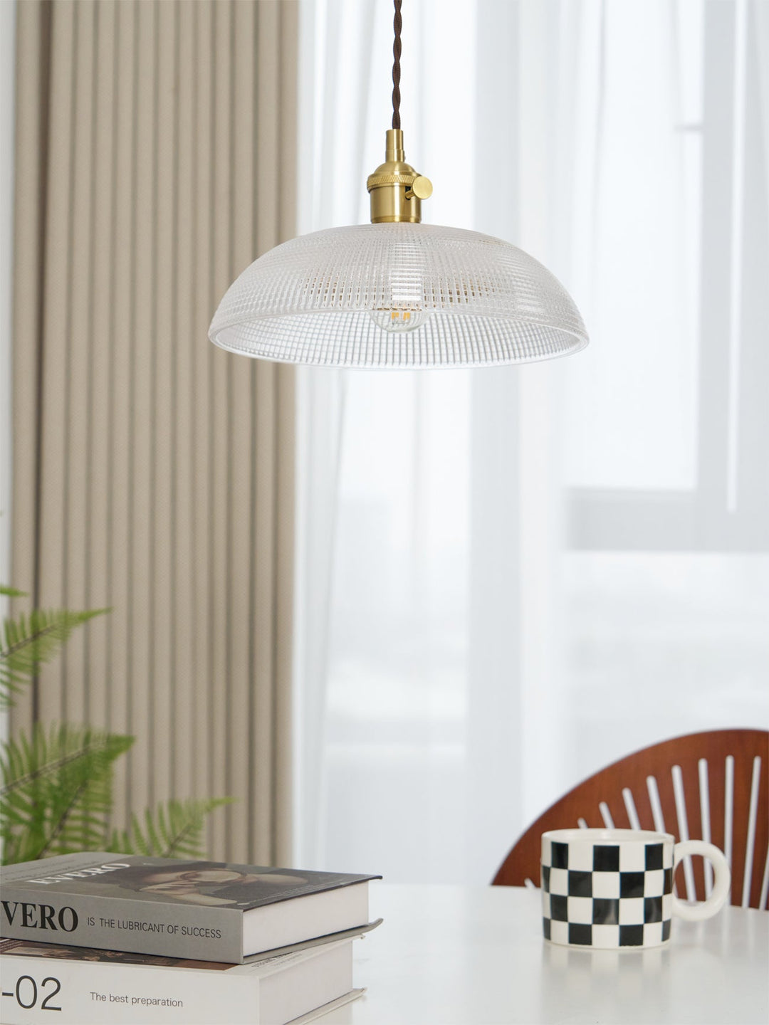 Lampa wisząca z żebrowanym kloszem