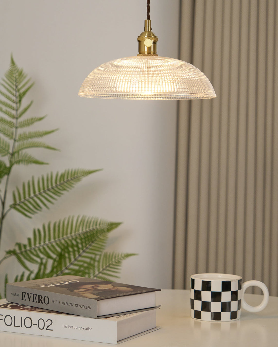 Lampa wisząca z żebrowanym kloszem