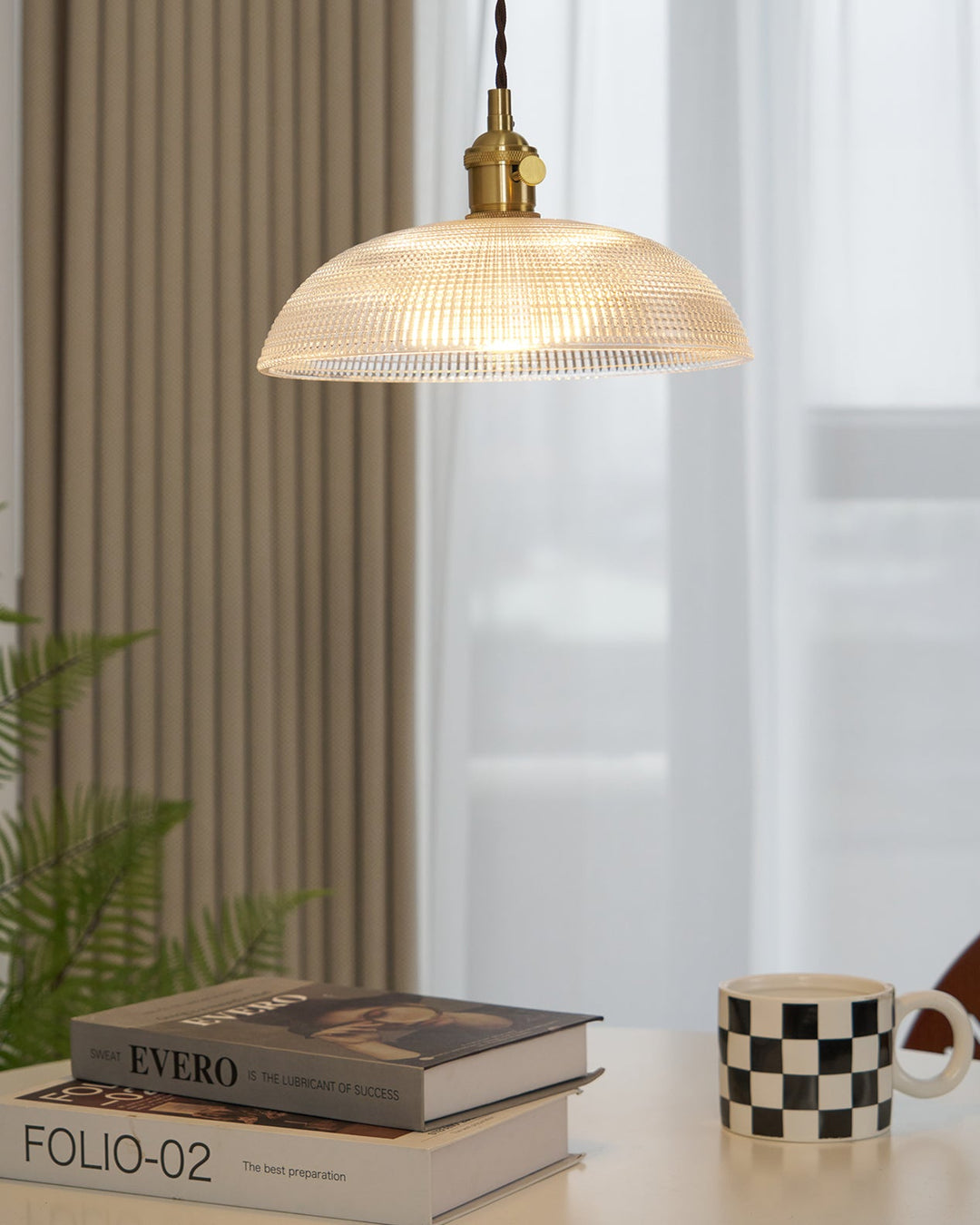 Lampa wisząca z żebrowanym kloszem