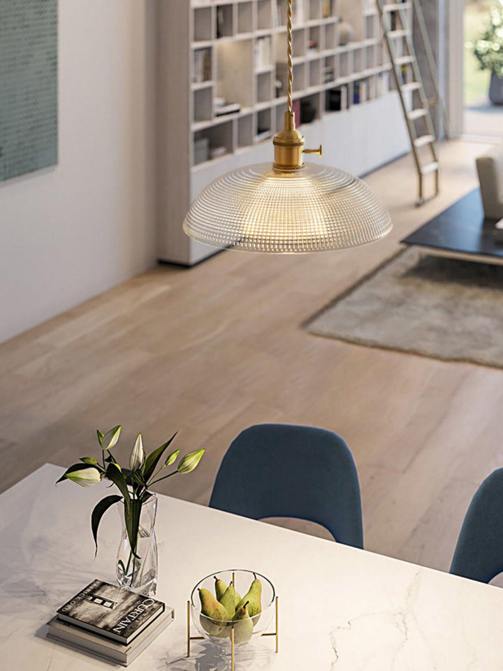 Lampa wisząca z żebrowanym kloszem