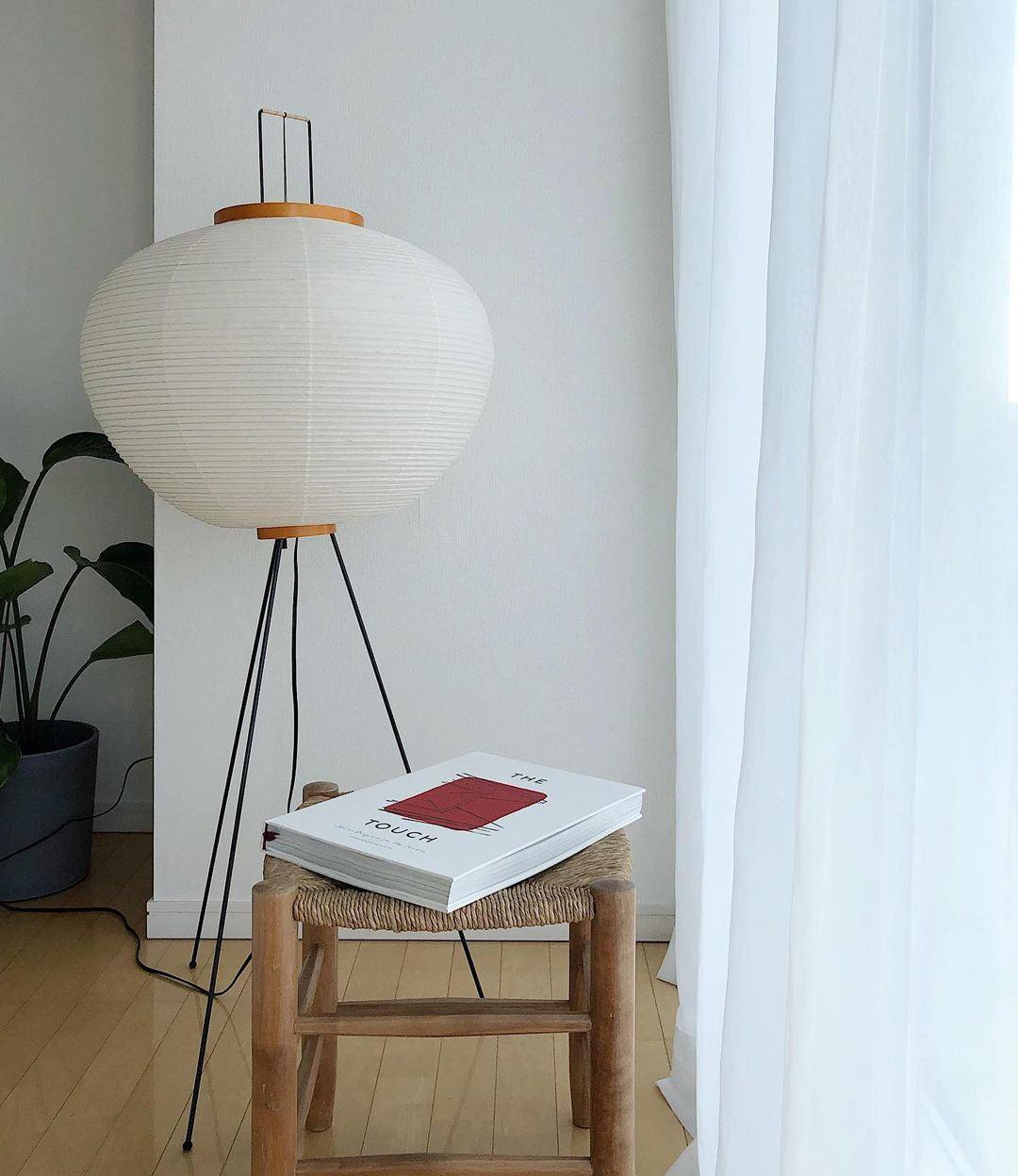 Lampa podłogowa z papieru ryżowego