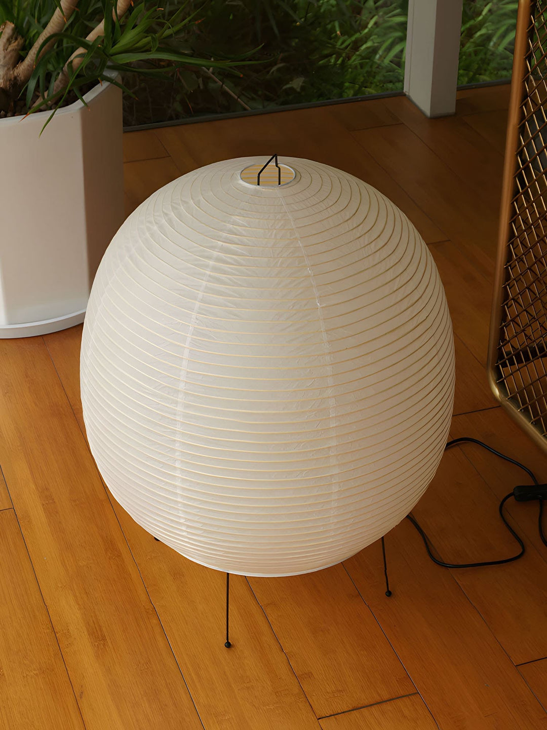 Lampa stołowa z papieru ryżowego